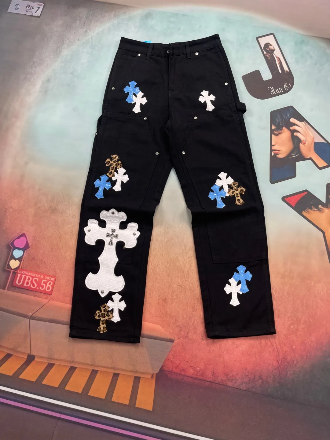 🅿️290 🔘Style No.-KL171 🔘Cro Heart𝐂𝐡𝐫𝐨𝐦𝐞 𝐇𝐞𝐚𝐫𝐭 25FW CH Large Cross Snake Print Leather Work Wear Logging Jeans* It is made of beaded canvas fabric and has been washed with heavy water. The upper body has a great texture and the pants are particularly tall and straight. The whole trousers are three-dimensionally cut, and the shape is simply amazing! The hardware is custom-made by ZP. The beaded canvas is thick but soft after washing and has good breathability. There are also customized small leather labels with unique designs. The workmanship is exquisite, the wiring is neat, the details are exquisite, simple and elegant. Moreover, these pants are super cool and have a genderless style. They can be easily worn by both men and women, and they are very trendy! The matching suggestions are as follows: Cool street style: Pair the upper body with a black Crow Heart short-sleeved T-shirt, a black motorcycle leather jacket, a pair of black Martin boots, a pair of black sunglasses and a black baseball cap. The overall look is cool and handsome, and it will turn heads when walking on the street. Casual and trendy style: Wear a white loose T-shirt inside, a denim jacket on the outside, and these Crocs jeans on the lower body. Wear a pair of white sneakers on your feet and a black Crocs backpack. It is casual and trendy, suitable for daily outings or gatherings with friends. Personalized mix-and-match style: Wear a colorful graffiti shirt open, a black vest underneath, and these jeans on the lower body. Wear a pair of high-top sneakers, such as Converse's colorful models. For accessories, you can choose some metal necklaces and bracelets to create a personalized mix-and-match style, which is very suitable for music festivals or trendy parties.  Size: S M L XL XXL (28.30.32.34.36) Color: Black